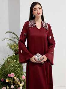 Al Najma 女士优雅阿拉伯风格长袖连衣裙，领口饰有水钻花朵 - 酒紅色 - 查看 4