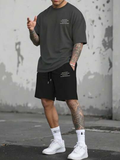 Manfinity Homme Conjunto de camiseta casual de manga corta con cuello redondo y estampado de eslogan, y pantalones cortos con cordón en la cintura para hombre