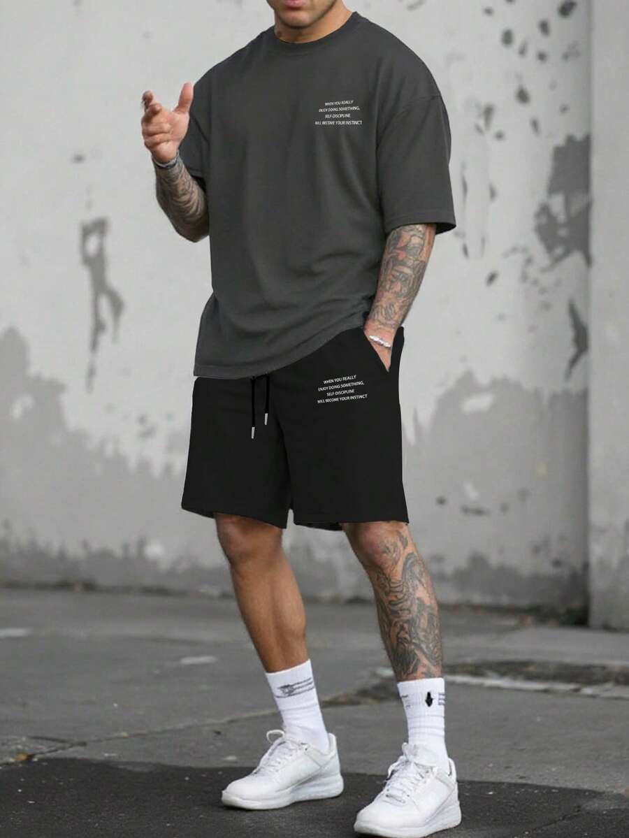 Manfinity Homme 男士标语印花圆领短袖休闲T恤和抽绳腰短裤套装 - 彩色 - 查看 1