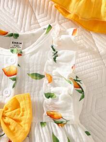 SHEIN 夏季新生女宝宝杏色圆领荷叶边卡通樱桃印花无袖红色蝴蝶结连衣裙，搭配红色帽子，优雅可爱 - 黃色 - 查看 6