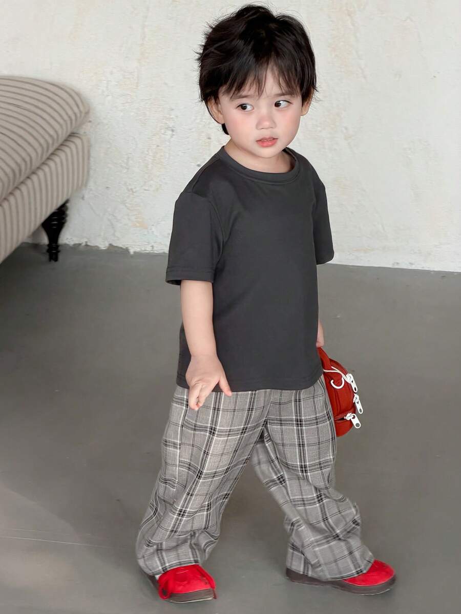 DAZY Bộ 2 món cho bé trai, áo thun cổ tròn màu trơn và quần kẻ caro, thích hợp mặc mùa hè. - Xám - Xem 1