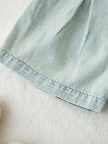 SHEIN Vintaside Kids شورتات جينز مستقيمة الساق للبنات، كاجوال، فضفاضة، خصر مطاطي، مناسبة للربيع/الصيف، للخارج، الشارع، المدرسة، الاستخدام اليومي، الحفلات، العطلات، التنقل، المنزل، وصول جديد للخريف - أزرق فاتح - مشاهدة 4