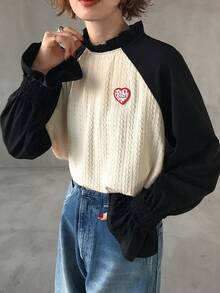 FRIFUL Camiseta holgada de manga larga con cuello de tortuga medio, mangas raglán de color contrastante, volantes y etiqueta de punto con corazón, estilo casual de calle para mujer - Negro - Ver 6