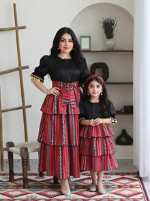 Rochie tradițională arabă pentru fete, cu mărgele aurii și modele geometrice retro brodate, design stratificat pentru un efect vizual bogat. Prezintă dantelă aurie în talie și mâneci bufante, la modă și elegantă, potrivită pentru sărbători sau întâlniri în stilul Orientului Mijlociu. - Multicolor - Vizualizare 1