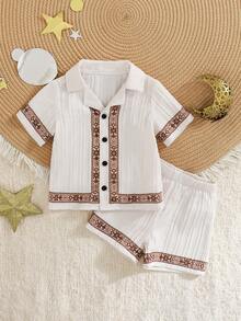 SHEIN Conjunto de camisa polo infantil masculina com estampa retrô, textura contrastante e gola polo, além de shorts texturizados. Ideal para o dia a dia e ocasiões casuais no Oriente Médio. - Branco - Ver 2