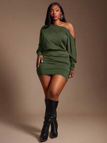 Radiana 这款军绿色休闲露肩不对称迷你连衣裙尺码齐全，风格百搭，适合日常穿着、约会、下午茶、朋友聚会等各种场合。它还可以作为晚礼服、春夏装、春季婚礼宾客上衣、优雅精致的上衣、正式场合、Y2K风格、生日派对或外出穿着。尺码齐全，款式经典。 - 軍綠色 - 查看 4