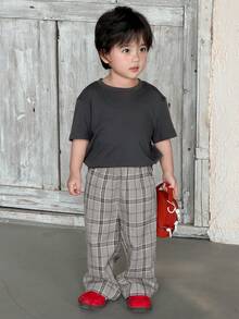 DAZY Bộ 2 món cho bé trai, áo thun cổ tròn màu trơn và quần kẻ caro, thích hợp mặc mùa hè. - Xám - Xem 8