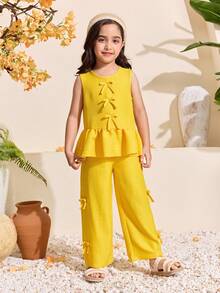 Bộ đồ thường ngày cho bé gái gồm áo không tay cổ tròn có nơ và viền bèo, kết hợp với quần ống đứng cạp chun cùng màu có điểm nhấn nơ. Chất liệu mềm mại, thoải mái, thích hợp cho các hoạt động mùa xuân/hè, kỳ nghỉ, mua sắm và chụp ảnh. Kiểu dáng thanh lịch và đơn giản. - Màu be - Xem 5