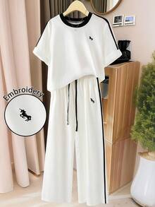 GlowEve 2 件女士时尚圆领刺绣印花撞色饰边 T 恤，休闲松紧腰刺绣阔腿裤套装