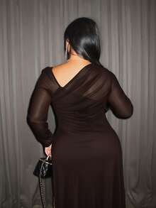 Firerie 大码女式优雅简约时尚基础款日常穿搭ins风通勤时尚达人音乐节刺绣弹力网纱不规则领口褶皱修身长袖连衣裙 - 咖啡棕 - 查看 2