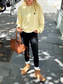 SHEIN EZwear 休闲简约骑士图案印花宽松连帽长袖厚款卫衣，适合秋冬季、返校季、机场装 - 杏色 - 查看 5