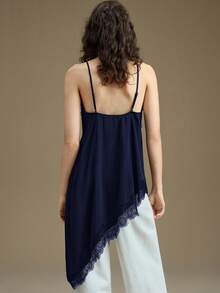 Ontre 女士藏蓝色缎面斜纹绸微弹面料舒适吊带长款上衣，修身剪裁，蕾丝饰边点缀，不对称下摆设计，现代都市休闲商务时尚办公室着装，低调优雅气质，高品质机场时尚单品