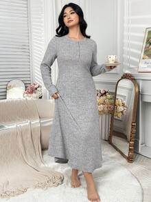 Dazy Plus Camisola longa feminina plus size canelada com ajuste elástico, gola semiaberta e amarração frontal.