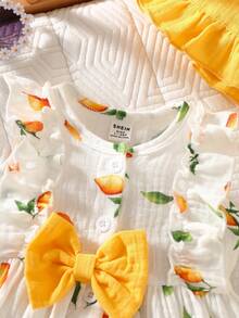 SHEIN 夏季新生女宝宝杏色圆领荷叶边卡通樱桃印花无袖红色蝴蝶结连衣裙，搭配红色帽子，优雅可爱 - 黃色 - 查看 7