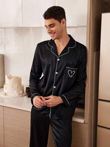 CoupledUp Bộ đồ ngủ nam dài tay, sọc đen, chất liệu giả lụa, họa tiết jacquard, có túi, thêu họa tiết, dành cho ngày Valentine. Bộ đồ ngủ đôi cho nam, thích hợp cho ngày Valentine. - màu đen - Xem 6