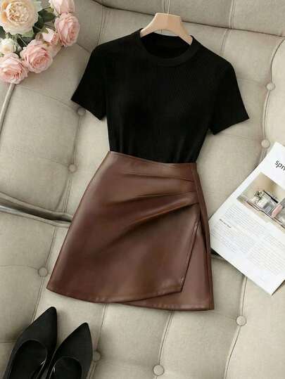 SHEIN Franclia 法式优雅复古风，纯黑色针织圆领修身T恤搭配PU皮革侧开衩百褶裙，新款女士两件套