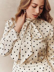Anewsta 大码女装两件套，优雅通勤度假风，波点印花立领蝴蝶结装饰长袖荷叶边袖口上衣 + 高腰直筒裙，适合春季、夏季、外出、优雅、正式、派对、时尚、新年、圣诞节、毕业典礼等场合。 - 黑與白 - 查看 4