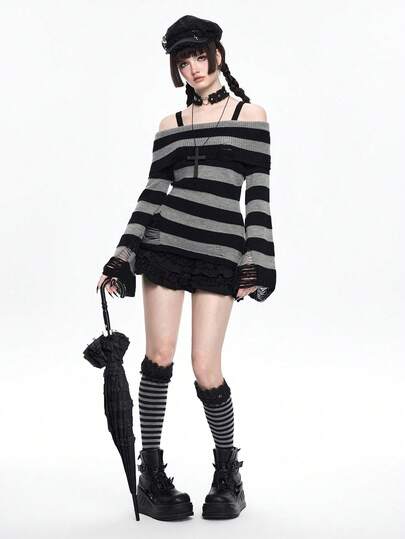 Goth Maglione alla moda a righe nere e grigie con spalle scoperte, design punk scuro e consumato, vita stretta