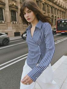 Nöista Áo sơ mi kẻ sọc thanh lịch với hàng cúc bất đối xứng và phom dáng ôm sát. Sang trọng và đa năng, phù hợp cho kỳ nghỉ xuân, công sở, sự kiện hoặc các dịp lễ hội. - Màu xanh lam - Xem 1