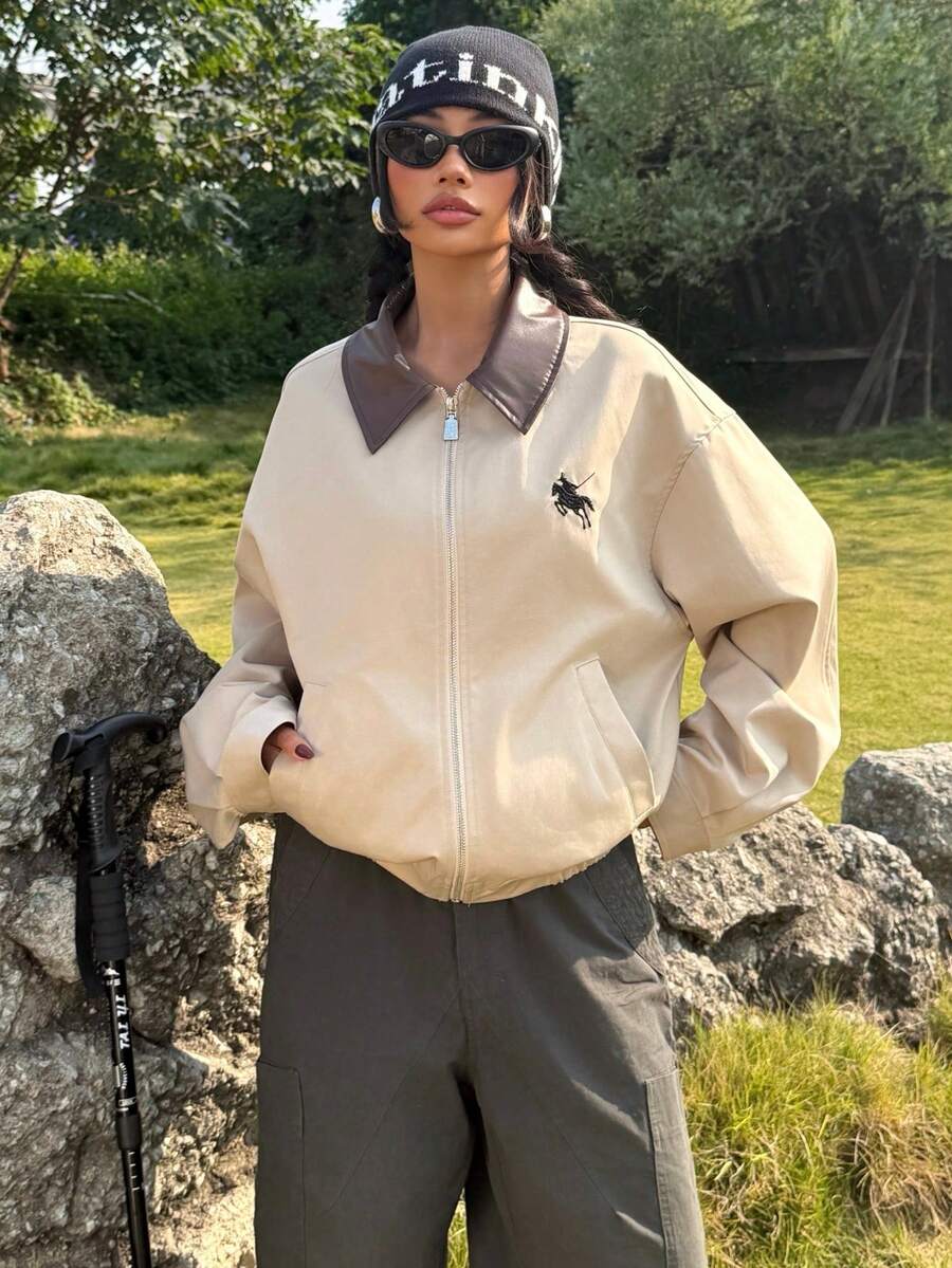 Muchica 女士撞色骑士图案翻领拉链休闲外套 - 卡其色 - 查看 1