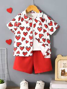 SHEIN 2 pièces/Set Chemise à manches courtes avec imprimé cœur et short rouge pour tout-petits garçons. La chemise à manches courtes imprimée de cœurs est pleine de charme enfantin, assortie à un short rouge vif. Le short rouge bien coupé est coordonné, avec une élasticité modérée pour un jeu facile. Cet ensemble 2 pièces convient pour le port quotidien, les sorties et les rassemblements, y compris les fêtes ou sorties de la Saint-Valentin, permettant aux petits garçons de mettre en valeur leur charme enfantin unique. - Rouge - Voir 1