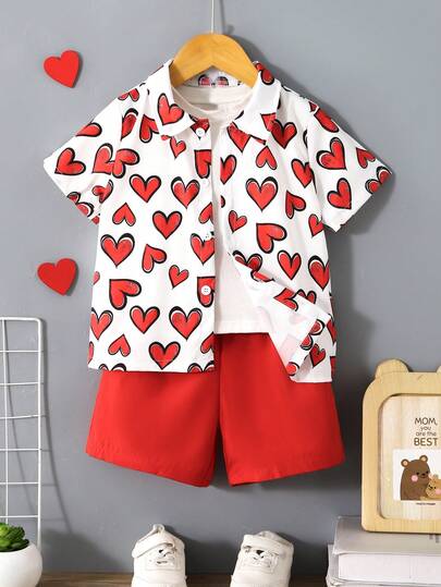 SHEIN 两件套幼儿男童爱心印花短袖衬衫和红色短裤。爱心印花短袖衬衫充满童趣，搭配亮红色短裤。剪裁合身的红色短裤弹性适中，方便活动。这套两件套适合日常穿着、外出和聚会，包括情人节派对或郊游，让小男孩展现他们独特的童真魅力。