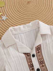 SHEIN Conjunto de camisa polo infantil masculina com estampa retrô, textura contrastante e gola polo, além de shorts texturizados. Ideal para o dia a dia e ocasiões casuais no Oriente Médio. - Branco - Ver 4