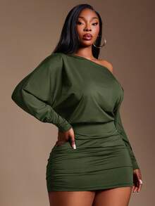 Radiana 这款军绿色休闲露肩不对称迷你连衣裙尺码齐全，风格百搭，适合日常穿着、约会、下午茶、朋友聚会等各种场合。它还可以作为晚礼服、春夏装、春季婚礼宾客上衣、优雅精致的上衣、正式场合、Y2K风格、生日派对或外出穿着。尺码齐全，款式经典。 - 軍綠色 - 查看 6