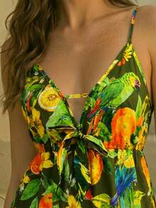CAJUNI Macacão curto feminino casual de férias com estampa tropical de papagaio verde e flores laranjas, decote em V, alças com amarração, sem mangas e ombros de fora. Macacão casual, ideal para encontros, passeios ao ar livre e para usar na praia. Macacão tropical feminino, perfeito para férias em destinos tropicais. Macacão com estampa de papagaio e flores. Look de praia para mulheres. - Verde - Ver 3