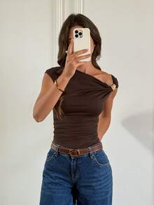 SHEIN Frenchy Áo thun nữ màu nâu trơn thời trang mùa hè cổ lệch, áo thun không tay xếp ly trang trí kim loại, áo thun ngắn tay cổ lệch có khóa kim loại, hoàn hảo cho các bữa tiệc/hội họp/lễ hội, mặc thường ngày, đi biển, ngày Valentine. - màu nâu - Xem 8