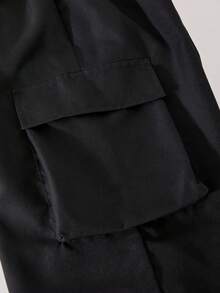 女孩两件套：春秋季休闲街头运动风黑色撞色字母印花V领长袖连帽衫和黑色阔腿工装裤，配有大口袋和弹性腰带，适合日常穿着、购物、运动和其他场合。 - 黑色 - 查看 6