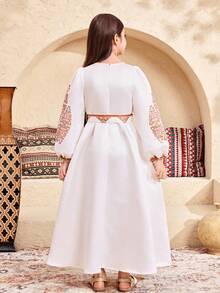 SHEIN Vestito medio con ricamo floreale elegante e vintage per ragazza tween, abito lungo casual e minimalista con maniche lunghe in stile arabo adatto per primavera/estate, stile Ramadan per vacanze in famiglia. Abito lungo modesto con maniche lunghe elegante per ragazza tween, abaya per la preghiera, comodo e casual, vibes da vacanza, kaftan modesto, jalabiya per bambine, vestito verde blu. Mamma e sorelle e io. - Bianco - Visualizzare 2
