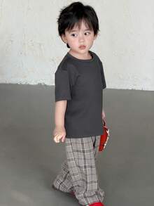 DAZY Bộ 2 món cho bé trai, áo thun cổ tròn màu trơn và quần kẻ caro, thích hợp mặc mùa hè. - Xám - Xem 7
