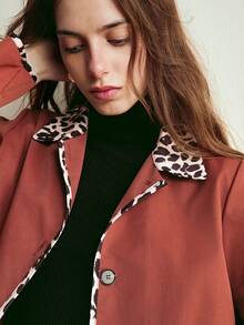 Écloséra 女士撞色饰边豹纹拼接领长袖纽扣前开襟休闲外套 - 紅木色 - 查看 6