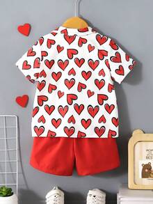 SHEIN 2 pièces/Set Chemise à manches courtes avec imprimé cœur et short rouge pour tout-petits garçons. La chemise à manches courtes imprimée de cœurs est pleine de charme enfantin, assortie à un short rouge vif. Le short rouge bien coupé est coordonné, avec une élasticité modérée pour un jeu facile. Cet ensemble 2 pièces convient pour le port quotidien, les sorties et les rassemblements, y compris les fêtes ou sorties de la Saint-Valentin, permettant aux petits garçons de mettre en valeur leur charme enfantin unique. - Rouge - Voir 2