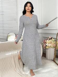 Dazy Plus Camisola longa feminina plus size canelada com ajuste elástico, gola semiaberta e amarração frontal.