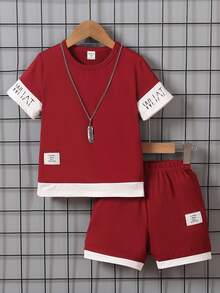 SHEIN Vacaura 男童二合一字母拼接短袖圆领T恤短裤套装，带徽章，适合夏季穿着。红色男童套装，适合儿童度假、旅行、放松、日光浴、夏季穿着。