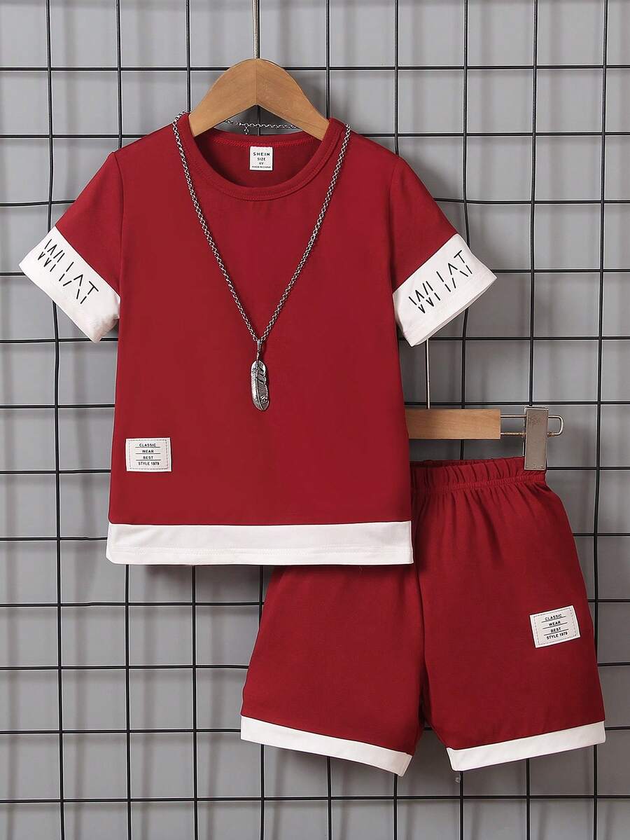 SHEIN Vacaura 男童二合一字母拼接短袖圆领T恤短裤套装，带徽章，适合夏季穿着。红色男童套装，适合儿童度假、旅行、放松、日光浴、夏季穿着。