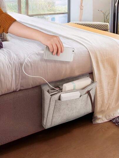 1个毛毡悬挂式收纳袋，3个口袋，多功能整理袋，可收纳杂志、书籍、平板电脑、iPad、数据线、遥控器、水瓶等，节省空间，适用于衣柜、床头柜、沙发等，是宿舍、大学、成人居家收纳的理想之选，也是返校季收纳袋、收纳盒、悬挂式整理器。