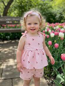 SHEIN Bộ 2 món cho bé gái: Áo hai dây in hình quả anh đào và nơ, không tay kẻ sọc + quần đùi cạp chun, trang phục thường ngày dễ thương, phù hợp cho mùa hè đi chơi hoặc du lịch. - Hồng - Xem 3