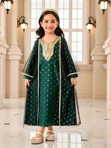 SHEIN 这款中东宫廷风格红色连衣裙套装，采用精致面料，饰以金色刺绣和亮片点缀，尽显奢华传统风范。套装包含一件黑色网纱披肩，适合宗教仪式或盛大庆典穿着。面料厚度适中，适合春秋季节穿着。 - 墨綠色 - 查看 6