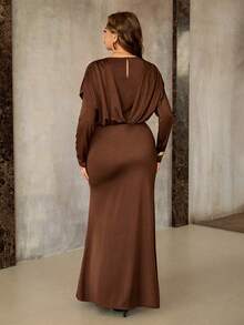 Flirla 大码女式纯色弹力丝滑针织圆领斗篷式连衣裙，收腰设计，饰有大号金属扣，鱼尾下摆，长袖，巧克力棕色，优雅百搭，适合通勤、复古法式、街头风、极简主义、怀旧风、澳式休闲风、正式办公场合、中东风情等多种风格，适合冬季、万圣节、圣诞节、感恩节、下午茶、派对、正式活动、家庭聚会等场合，秋冬新品上市。 - 摩卡棕 - 查看 2
