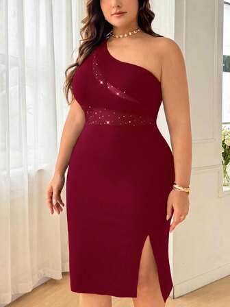 SHEIN Privé 这款大码优雅百搭的度假风连衣裙，采用斜肩网纱拼接设计，黑色闪光网纱半透明拼接侧开衩，修身及膝款式，适合情人节、音乐会、演出、约会、正式晚宴、舞会、婚礼季、性感、优雅、通勤、返校、度假、海滩、浪漫、OL风、美人鱼风、生日派对等场合。它拥有迷人的肩部线条，斜肩设计，网纱拼接，略带性感，略带性感，适合约会、音乐会、演出、约会、正式晚宴、舞会、婚礼季、通勤、返校、度假、海滩、浪漫、OL风、美人鱼风等各种场合。