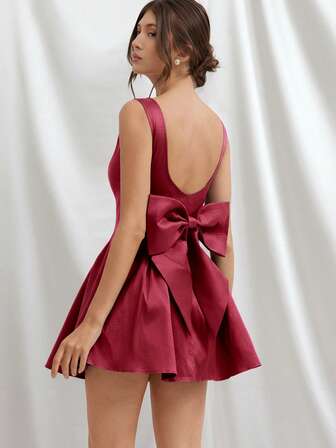 L'Amorae Mujer con detalle de lazo con cuentas, escote bajo y cuello cuadrado