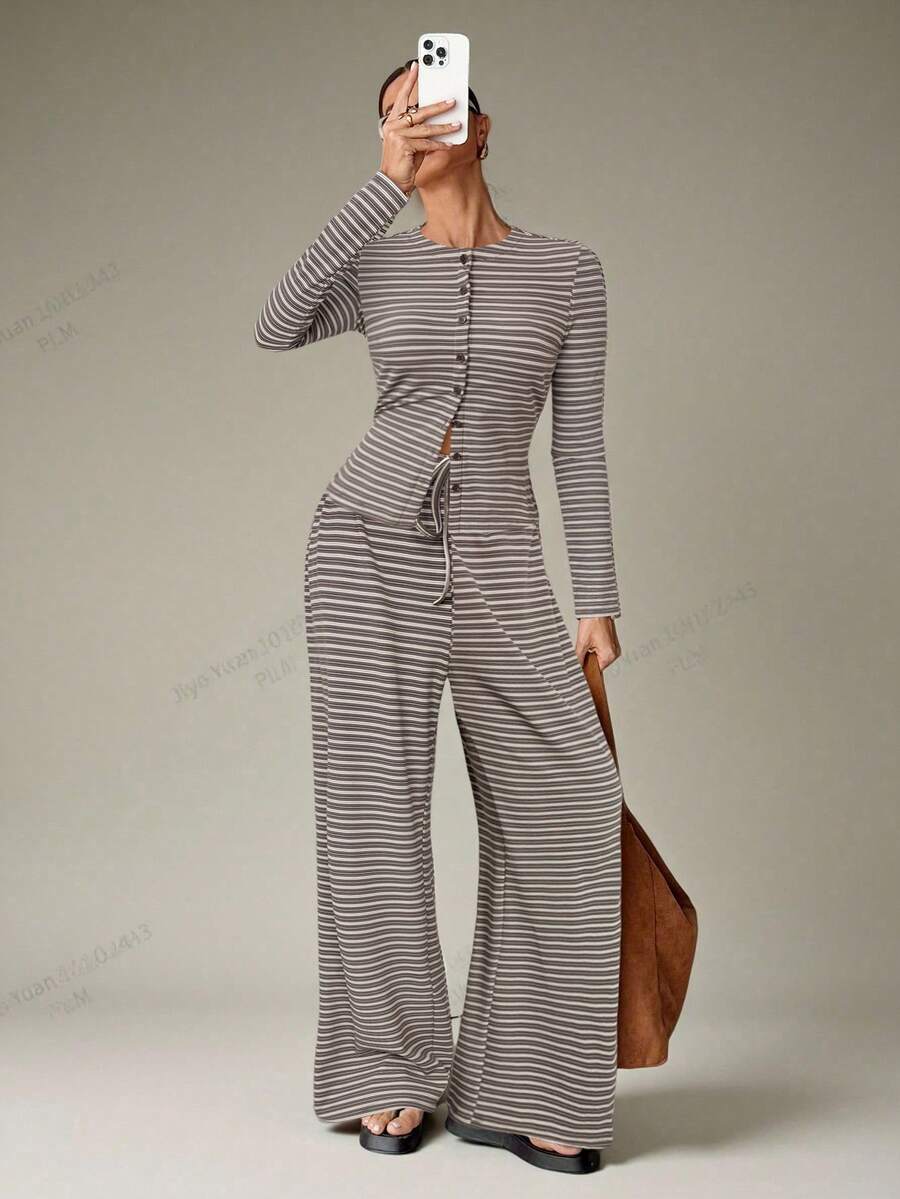 SHEIN Tall 两件套女士休闲条纹印花纽扣T恤和抽绳阔腿裤套装，适合春夏穿着
