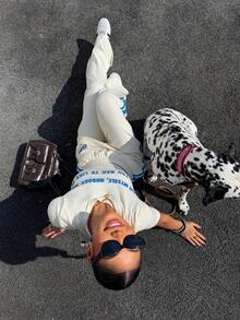 Muchica Bộ đồ nữ thường ngày gồm áo thun crop top in khẩu hiệu và quần dài. - Màu be - Xem 7