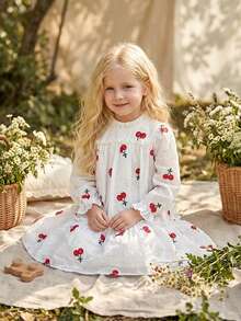 SHEIN Vintaside Kids Đầm công chúa dáng rộng thanh lịch cho bé gái, cổ áo xếp ly, tay phồng, thêu jacquard, hai lớp viền xếp ly, đầm công chúa tay dài in họa tiết hoa anh đào màu mơ cho bé gái, phiên bản mùa đông. Cổ tròn, tay phồng dài với chi tiết xếp ly, kiểu dáng giản dị và ngọt ngào với họa tiết hoa mơ. Hoàn hảo cho những buổi đi chơi thường ngày, mặc hàng ngày, cắm trại, họp mặt gia đình, kỳ nghỉ và chụp ảnh. Chiếc đầm tươi tắn và sành điệu này kết hợp phong cách preppy đa năng với vẻ năng động, phù hợp cho trang phục hàng ngày. Thiết kế ngọt ngào và mộc mạc làm cho nó phù hợp cho mùa thu, đông và xuân. - trắng - Xem 4