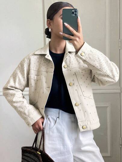 Chaqueta Vaquera Corta de Mujer con Remaches Decorativos - Cuello de Camisa y Botones Metálicos