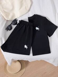 两件套修身短袖黑色T恤和配套短裤，胸前饰有白色骏马印花，腰部抽绳设计并点缀蝴蝶结，适合春夏休闲、放松和轻度运动穿着。 - 黑色 - 查看 3