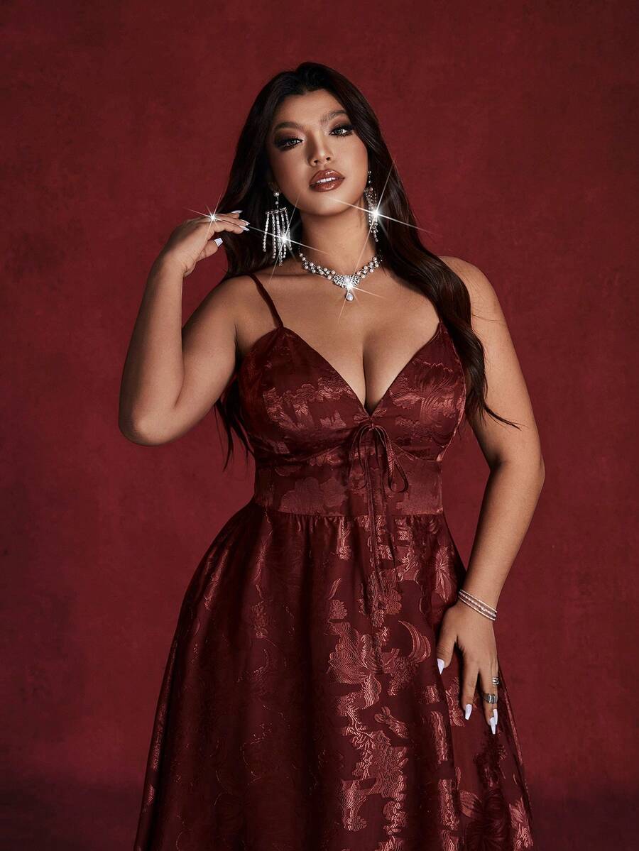 Viva Relle Vestido de tirantes con estampado floral diminuto para tallas grandes, vestido largo elegante y ajustado para una dama grácil - Color caoba - Ver 1